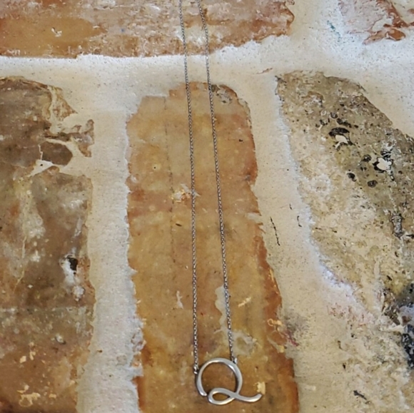 14kt white gold Q necklace - Picture 2 of 3
